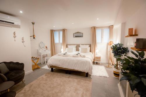 sypialnia z łóżkiem, stołem i kanapą w obiekcie Suite romantique avec Jacuzzi - Hypercentre, Comédie w Montpellier
