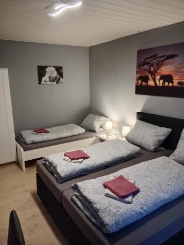 een kamer met twee bedden met rode handdoeken erop bij Stadtnah an der Förde 65 U in Flensburg