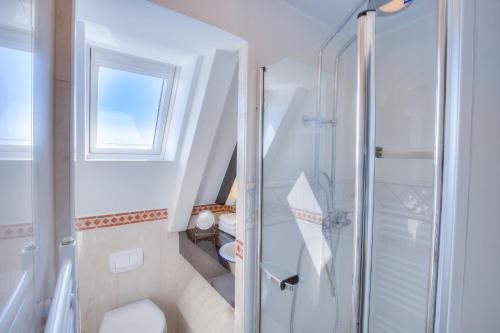 Abaluga 6A في فينينغستيدت: حمام مع دش ومرحاض ونافذة