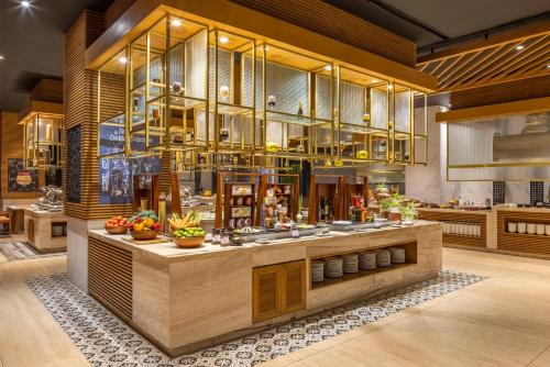 Un restaurante con un mostrador con comida. en Melia Vinpearl Thanh Hoa, en Thanh Hóa