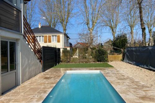 een zwembad in de achtertuin van een huis bij Maison de Vilvent garden calm and gentleness 5 minutes from the Château in Amboise
