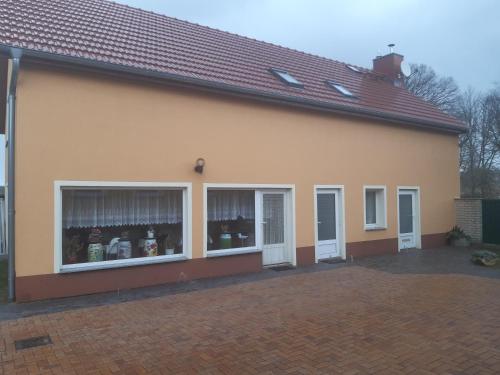 un bâtiment avec de nombreuses fenêtres avec des bouteilles dans l'établissement Bed and Breakfast Korswandt 1, à Korswandt