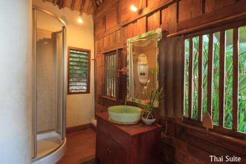 Koupelna v ubytování Koh Mak Cococape Resort