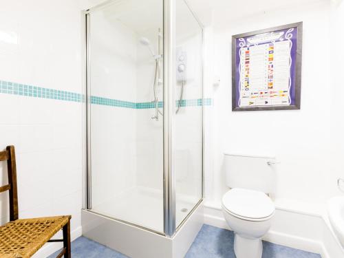 uma casa de banho com um chuveiro e um WC. em The Mizzen em Port Isaac
