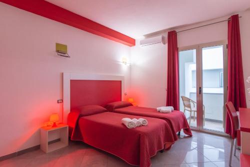 Un pat sau paturi într-o cameră la Delta Rooms