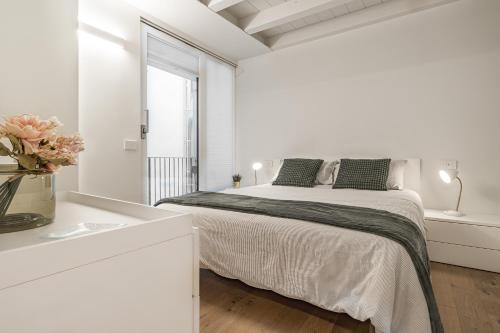 een witte slaapkamer met een bed en een wastafel bij Porta Palio Luxury Apartment in Verona
