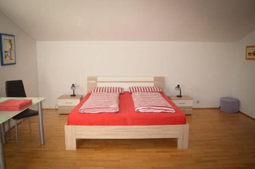 Villa Viola في موسبرغ: غرفة نوم بسرير وبطانية حمراء