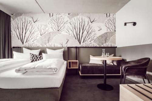 ADEBAR Stadthotel في دينغولفينغ: غرفة فندقية بسريرين وكرسي