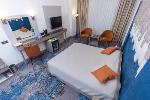 TV a/nebo společenská místnost v ubytování Dilshad Palace Hotel