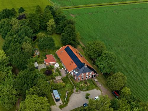 una vista aérea de una casa con un granero en Appartementen BuitenWedde Westerwolde, en Wedde