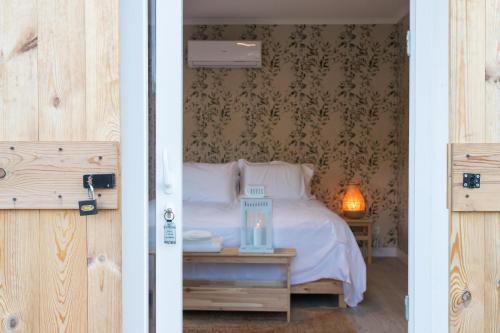 Postel nebo postele na pokoji v ubytování Mountain Arrabida Lodge by CadenzaLux