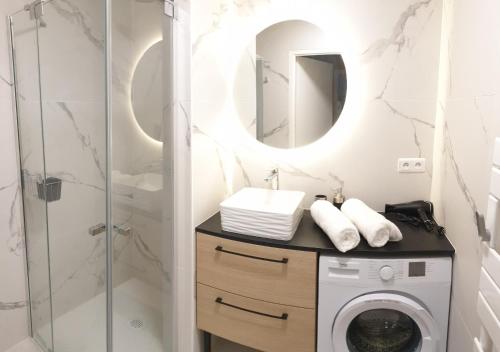 W łazience znajduje się pralka i lustro. w obiekcie LE MONTI appartement proche MEETT, Aéroport Blagnac, Airbus, Golf international de Seilh w mieście Mondonville