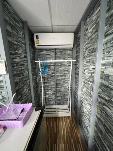 cabina doccia con lavandino viola in camera di Baan Tarn Naam a Ban Lam Ru (1)