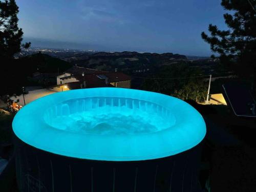 FontaneliceにあるAgriturismo La Tavernaの- 裏庭の青い大型ホットタブ(夜間)