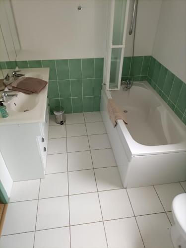 une salle de bain avec une baignoire, un lavabo et des toilettes dans l'établissement Relais de la tour, à Termes-dʼArmagnac