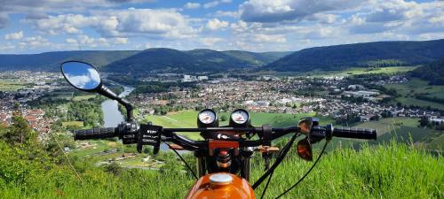 uma vista do guiador de uma moto numa colina em Main zu Hause em Eichenbühl