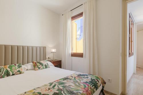 1 dormitorio con cama y ventana en Green-Apartments Giralda Views, en Sevilla