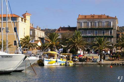 un groupe de bateaux amarrés dans un port avec des bâtiments dans l'établissement Casa Erbaggio, à Sartène