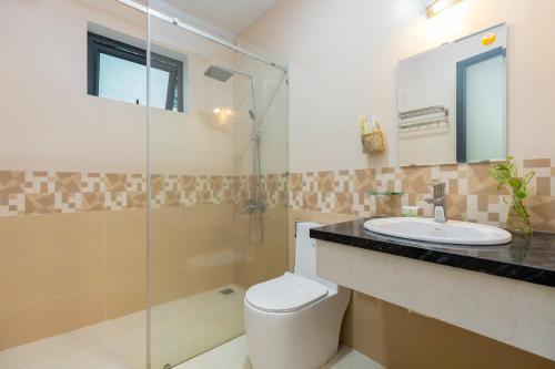 a bathroom with a toilet and a sink at Sea House Hotels and Apartments in Vung Tau