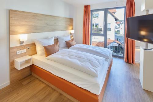 a bedroom with a large bed and a large window at VR-Serviced Apartments Gerstungen in Gerstungen
