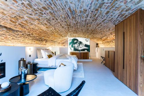 Legend Majestic SPA - Insolite & Unique - Champagne - Parking privé في بورغ أون بريس: غرفة نوم بسرير وسقف حجري