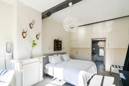 a bedroom with a white bed in a room at Nr 19 Bed and Bubbels in Middelburg