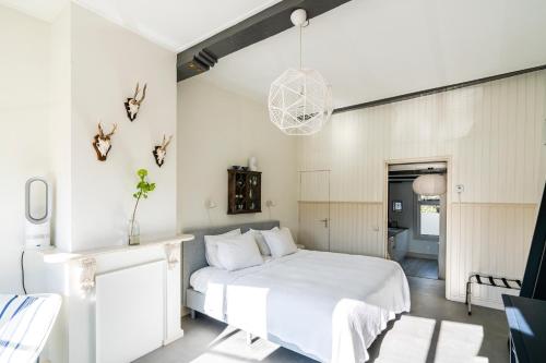 een slaapkamer met een wit bed in een kamer bij Nr 19 Bed and Bubbels in Middelburg