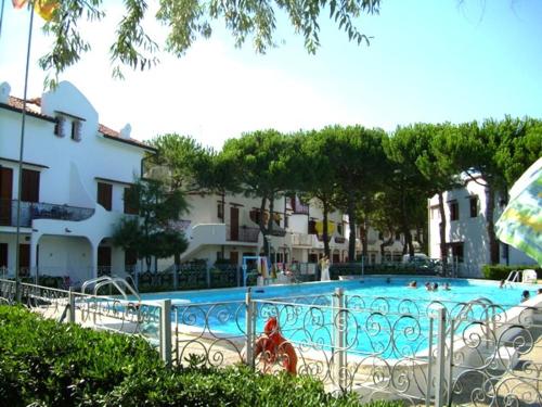 einem Pool vor einem Gebäude in der Unterkunft Residence El Patio in Rosolina Mare