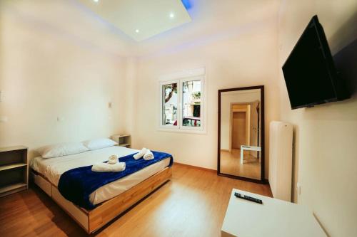 um quarto com uma cama com duas toalhas em The Sandbox em Atenas