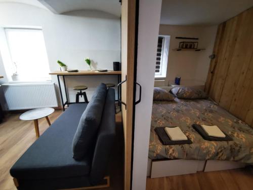 1 dormitorio con cama, sofá y mesa en Second chance apartment, en Choteč