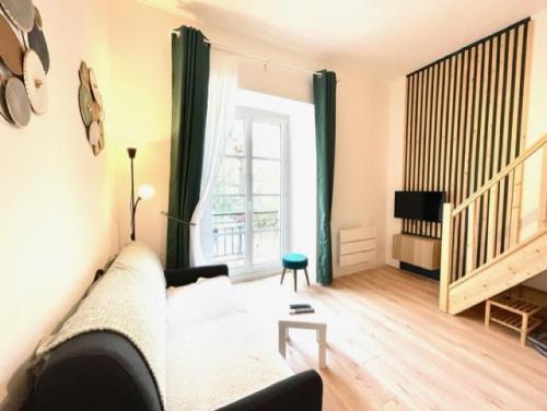 uma sala de estar com um sofá e uma janela em Saint Leonard em Nantes