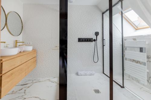 a bathroom with a shower and a sink at La Maison Melo - Jacuzzi et Sauna - proche de la plage in Saint-Méloir-des-Ondes