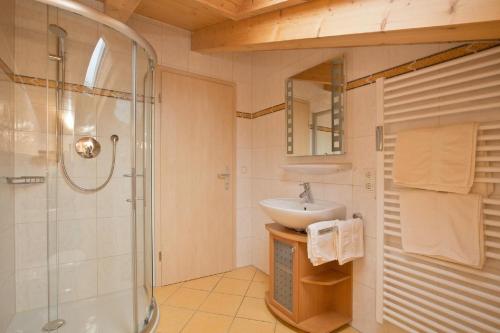 een badkamer met een douche en een wastafel bij Gästehaus Lödermann in Garmisch-Partenkirchen