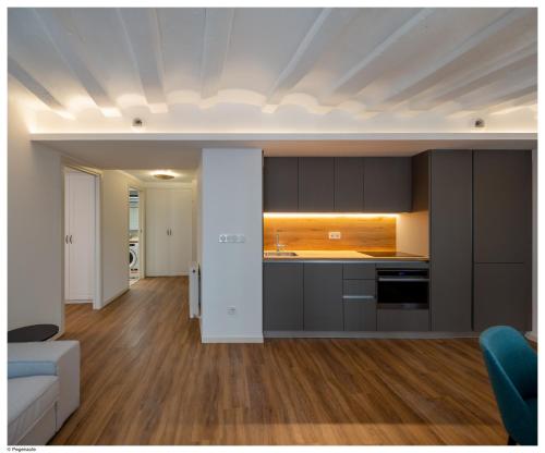 uma cozinha em plano aberto e sala de estar num apartamento em Casa del Encierro - Estafeta em Pamplona
