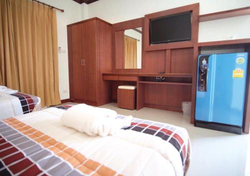 een hotelkamer met een bed met een tv erop bij วิวไม้ รีสอร์ท in Ban Khao Sai