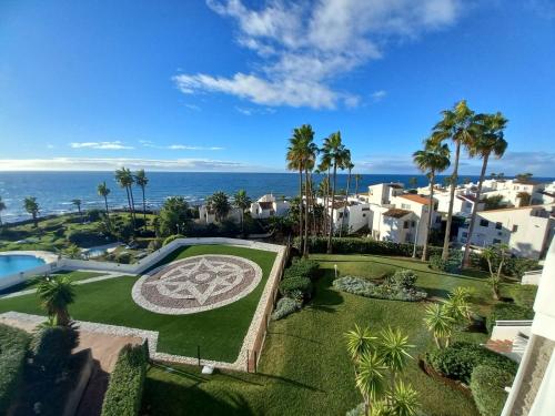 una vista aérea de un complejo con el océano en el fondo en Miraflores Beachfront Penthouse en Mijas Costa