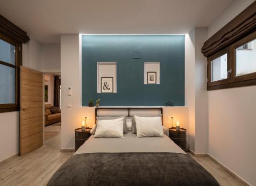 a bedroom with a large bed with two lamps on tables at Santa Escolástica en pleno centro de Granada in Granada