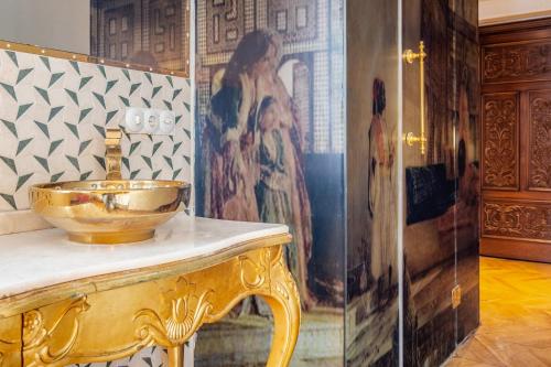 La salle de bains est pourvue d'un lavabo en or sur un comptoir en marbre. dans l'établissement Glamorous Authentic Studio in Üsküdar, à Istanbul