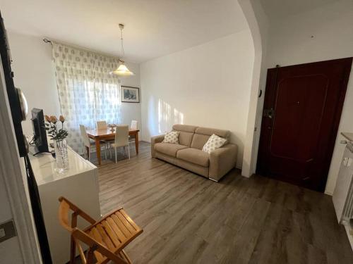 een woonkamer met een bank en een tafel bij House Il Glicine in Santa Margherita Ligure