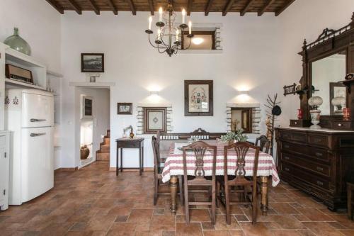 Dapur atau dapur kecil di Traditional Inn Pirethron