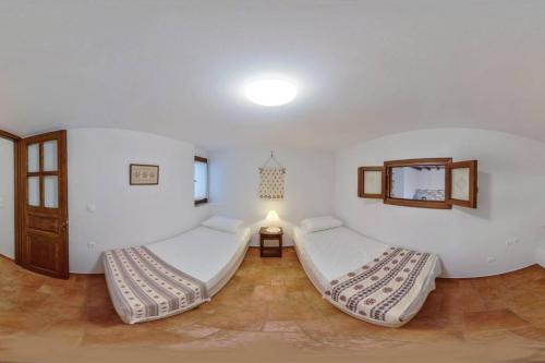 Katil atau katil-katil dalam bilik di Traditional Inn Pirethron