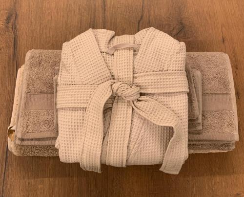 een stapel handdoeken met een strik erop bij Casa di Alice- Veratti in Milaan