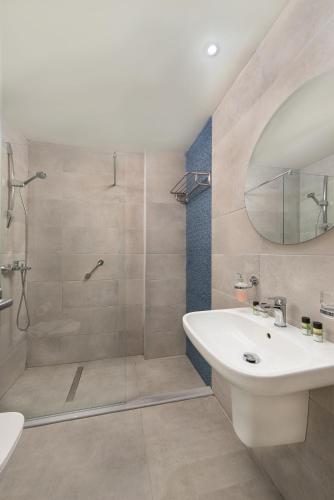 Ένα μπάνιο στο Marathon Hotel - All Inclusive