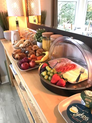 Arbour House B&B في سواناج: بوفيه من الفواكه والخضار على طاولة