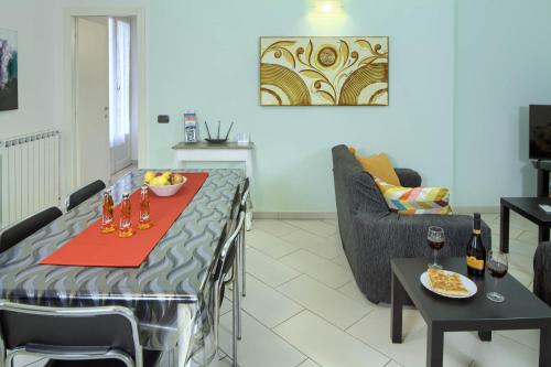 uma sala de estar com uma mesa e uma sala de jantar em Fernanda 2 em Levanto