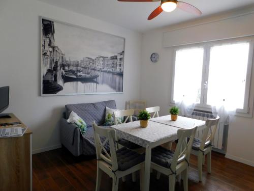 a dining room with a table and chairs and a bed at VCE House in Tessera