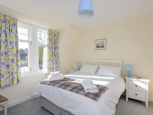 une chambre avec un lit avec deux serviettes dessus dans l'établissement Glenconner Garden Cottage, à North Berwick