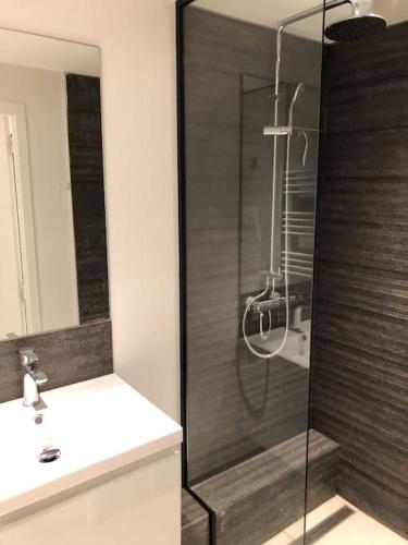 une salle de bain avec une douche avec un lavabo et une douche dans l'établissement Villa de standing dans le Golfe de Saint-Tropez, à Grimaud