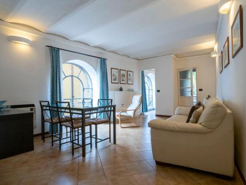 sala de estar con mesa y sofá en Villa Albertina en Varenna