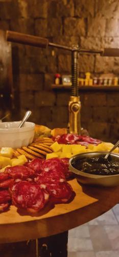 a table with meats and cheese on a cutting board at Casa de Campo Província Minosso in Farroupilha